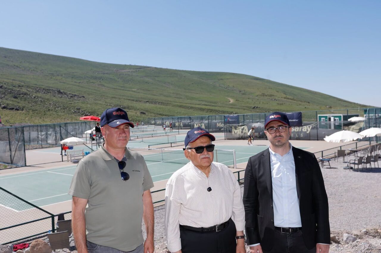 KAYSERİ (AA) – Kayseri Büyükşehir Belediye Başkanı Memduh Büyükkılıç, Erciyes'te