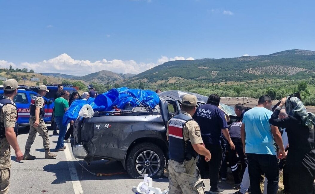 ERZİNCAN (AA) – Erzincan'da devrilen kamyonetteki 1 kişi hayatını kaybetti,