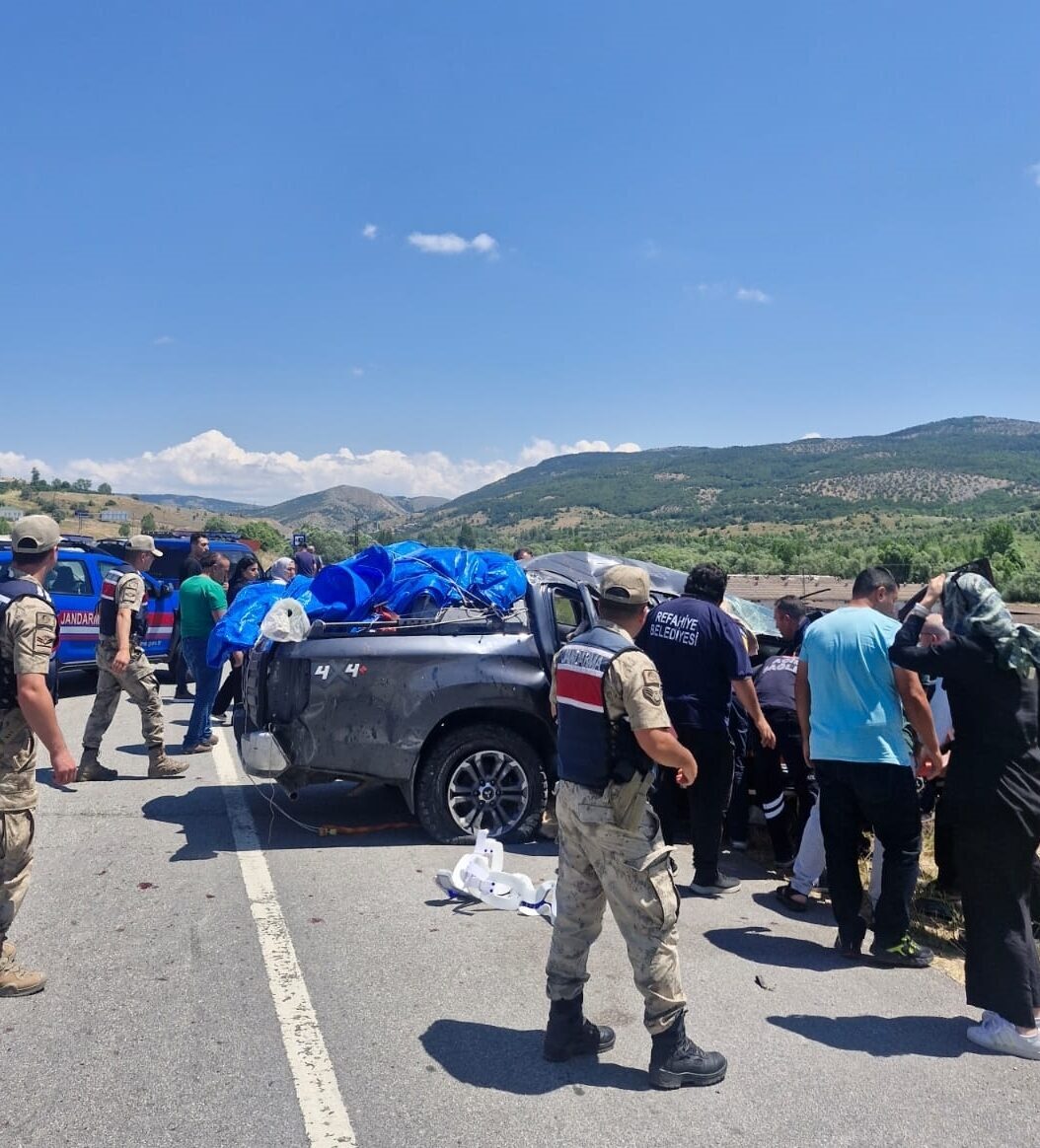 ERZİNCAN (AA) – Erzincan'da devrilen kamyonetteki 1 kişi hayatını kaybetti,