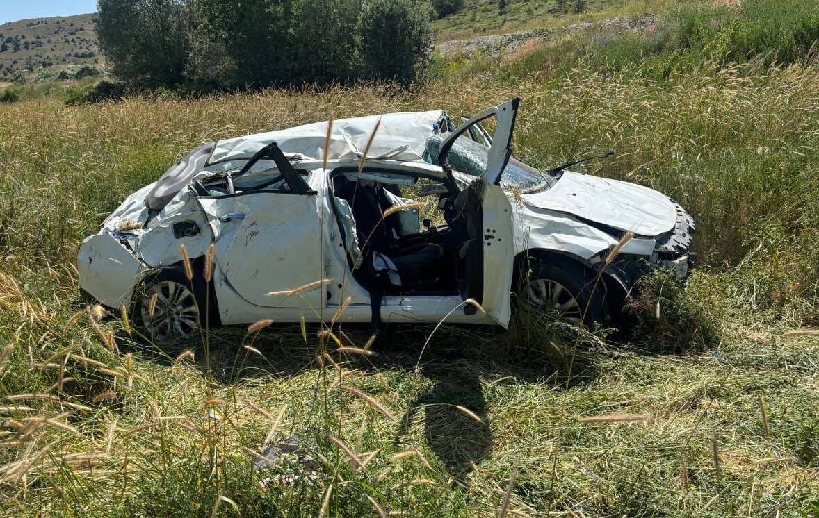 ERZİNCAN (AA) – Erzincan'da tarlaya devrilen otomobildeki 1 kişi hayatını