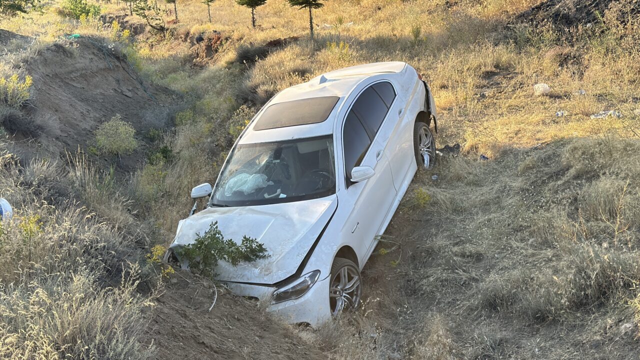 ERZİNCAN (AA) – Erzincan'da şarampole devrilen otomobildeki 3'ü çocuk 6