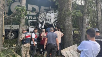 ERZURUM (AA) – Erzurum'da yoldan çıkarak ağaçlara çarpan tırın sürücüsü