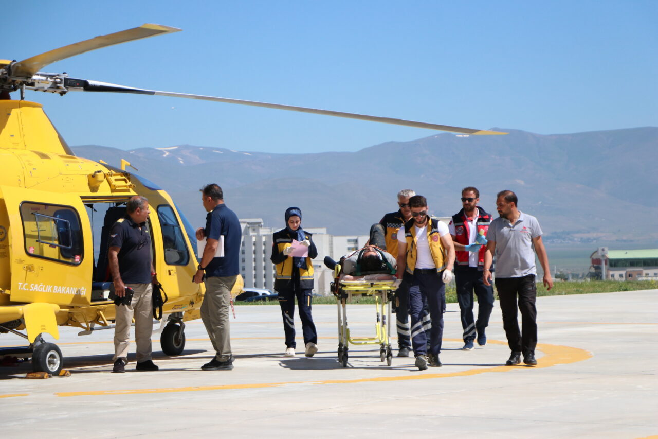 ERZURUM (AA) – Erzurum'da hayvan otlatırken boğa saldırısında yaralanan genç,