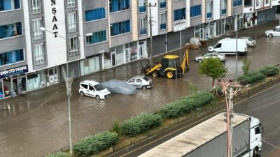 ERZURUM (AA) – Erzurum'un Horasan ilçesinde etkili olan sağanak, vatandaşlar