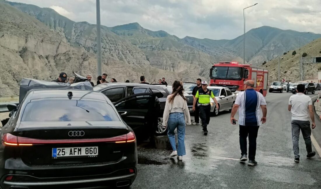 ERZURUM (AA) – Erzurum'un Uzundere ilçesinde hafif ticari araçla otomobilin