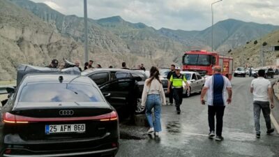 ERZURUM (AA) – Erzurum'un Uzundere ilçesinde hafif ticari araçla otomobilin