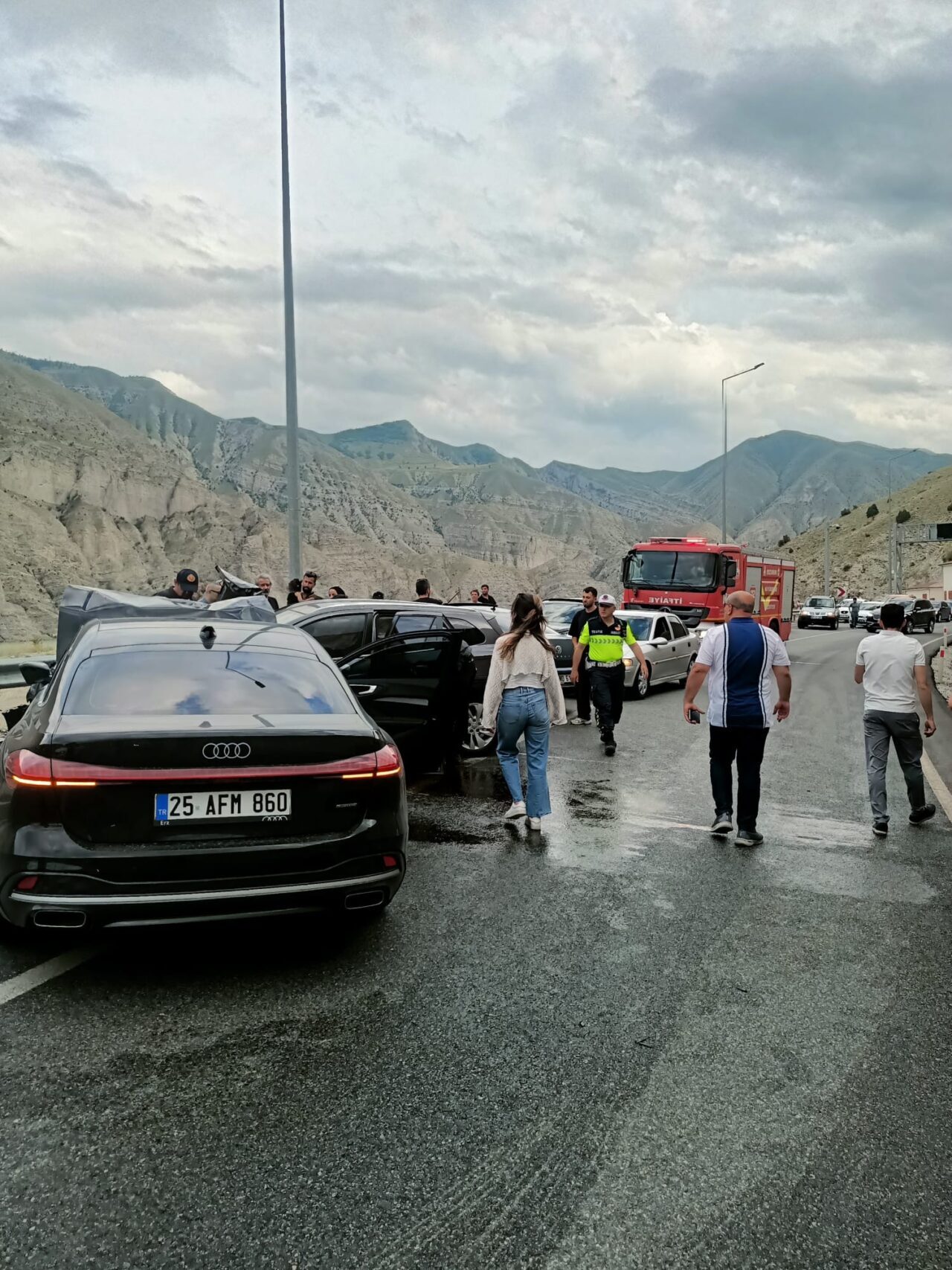 ERZURUM (AA) – Erzurum'un Uzundere ilçesinde hafif ticari araçla otomobilin