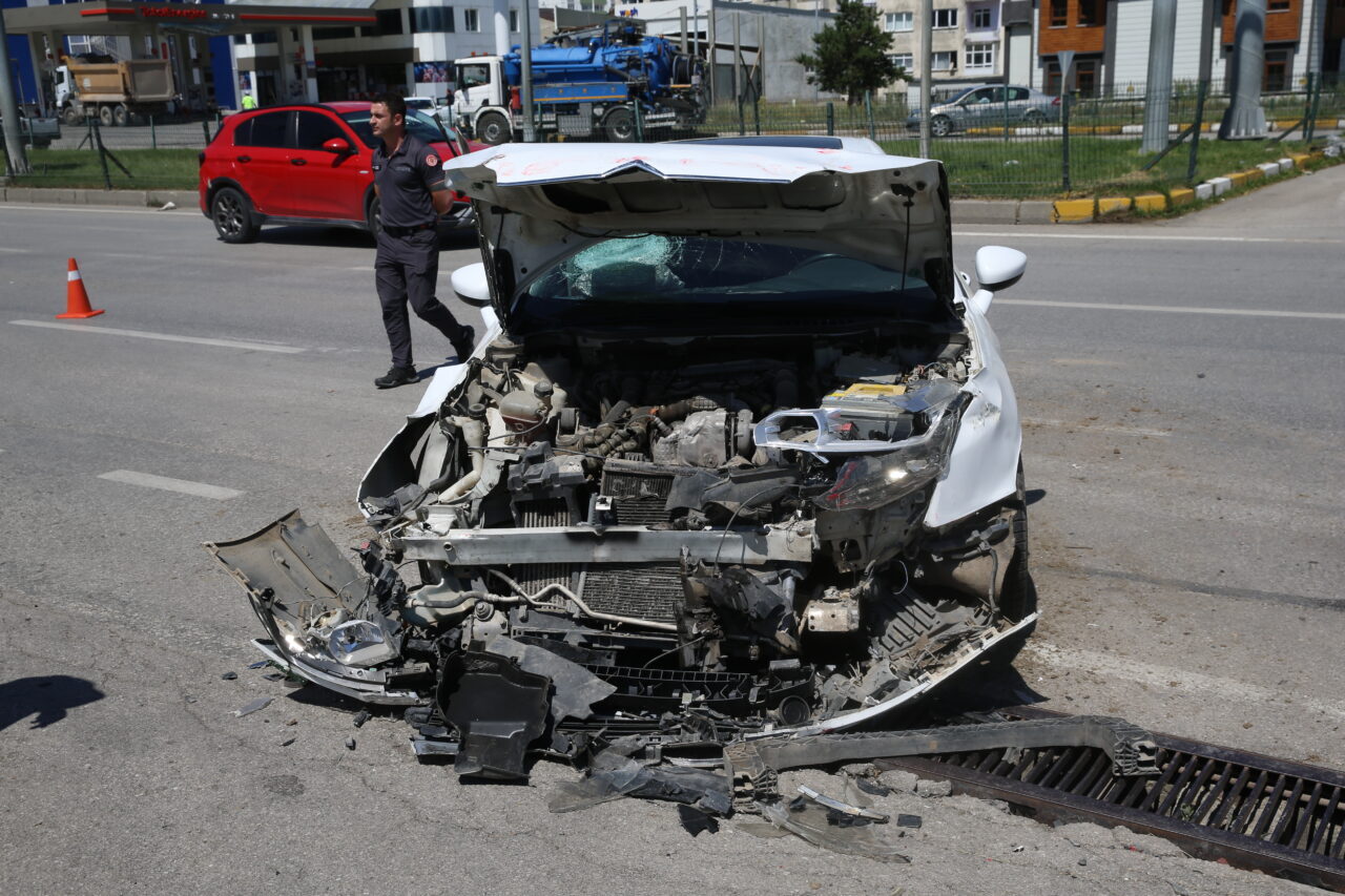 ERZURUM (AA) – Erzurum'da otomobil ile itfaiye aracının çarpışması sonucu