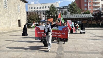 ERZURUM (AA) – Erzurum'da hekimler ve sağlık çalışanları, İsrail'in Gazze'ye