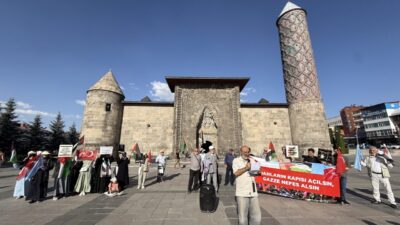ERZURUM (AA) – Erzurum'da hekimler ve sağlık çalışanları, İsrail'in Gazze'ye