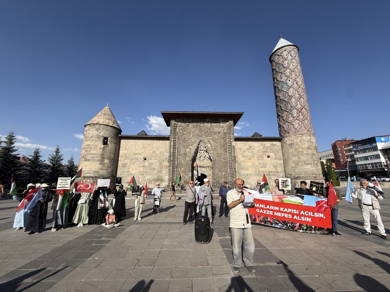 ERZURUM (AA) – Erzurum'da hekimler ve sağlık çalışanları, İsrail'in Gazze'ye