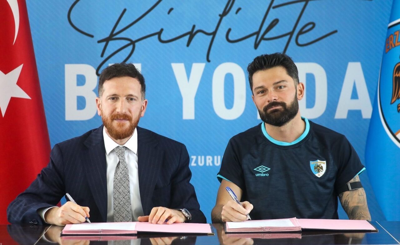 - Mavi-beyazlı kulüp, oyunculardan Mustafa Yumlu, Eren Tozlu, Orhan Ovacıklı,