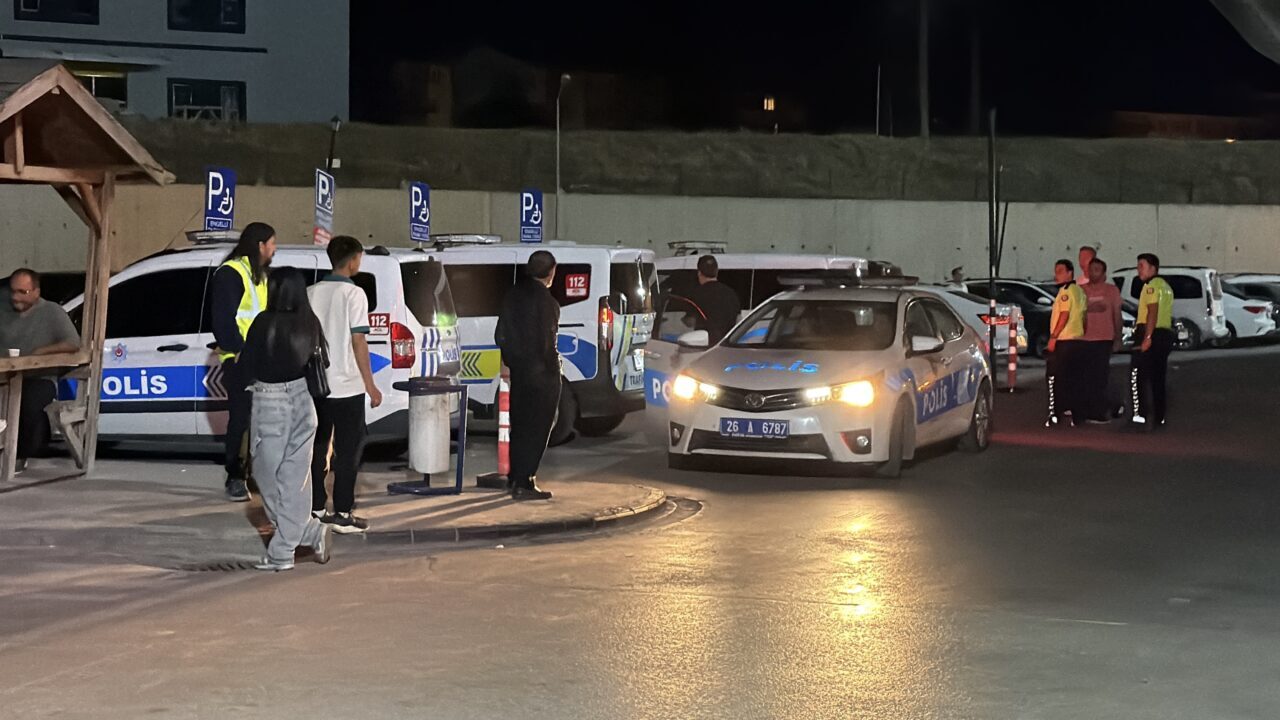 ESKİŞEHİR (AA) – Eskişehir'in Tepebaşı ilçesinde 'dur' ihtarına uymayan plakasız