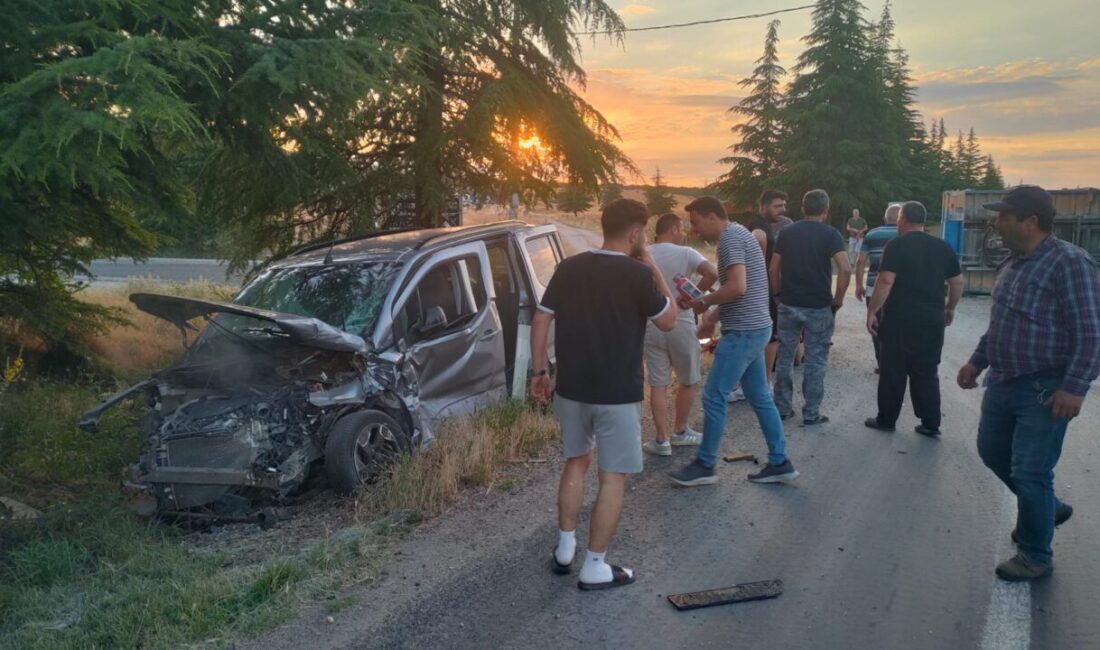 ESKİŞEHİR (AA) – Eskişehir'de hafif ticari araç ile traktörün çarpışması