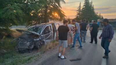 ESKİŞEHİR (AA) – Eskişehir'de hafif ticari araç ile traktörün çarpışması