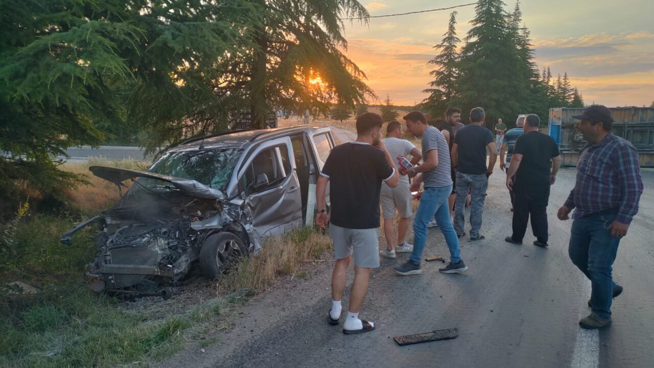 ESKİŞEHİR (AA) – Eskişehir'de hafif ticari araç ile traktörün çarpışması