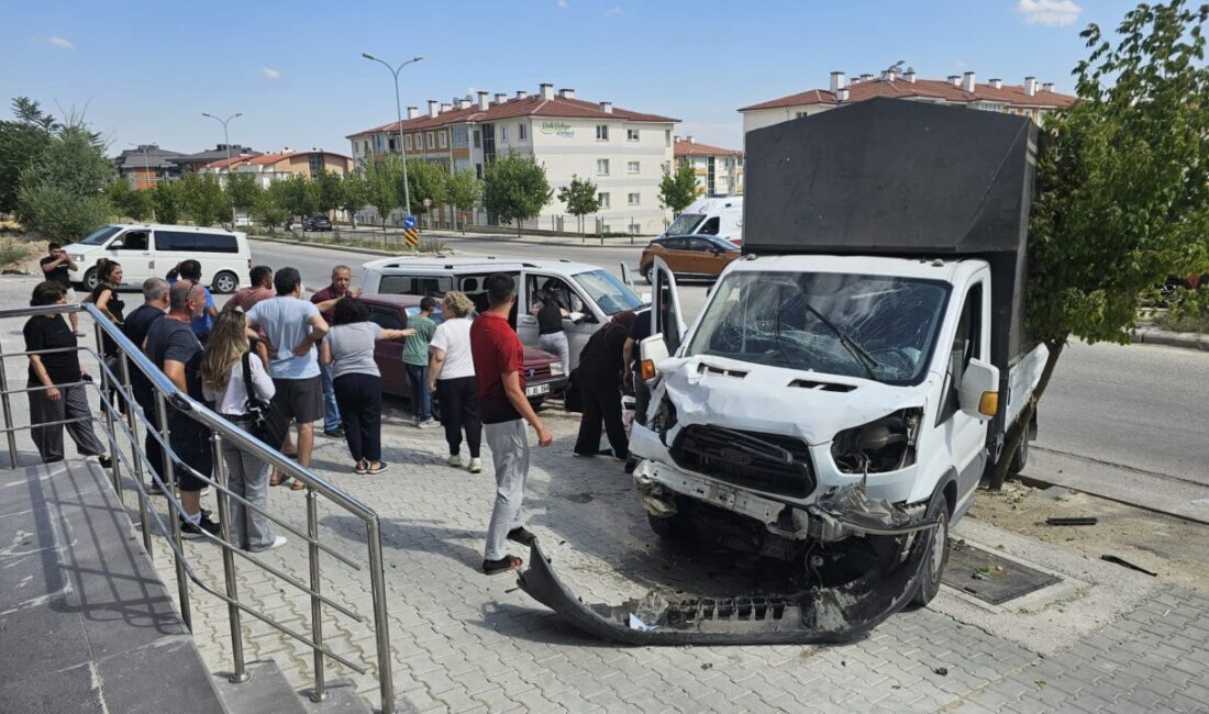 ESKİŞEHİR (AA) – Eskişehir'in Odunpazarı ilçesinde kamyonet ile panelvanın çarpışması