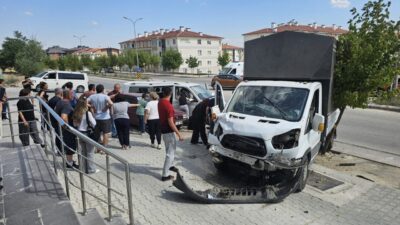 ESKİŞEHİR (AA) – Eskişehir'in Odunpazarı ilçesinde kamyonet ile panelvanın çarpışması