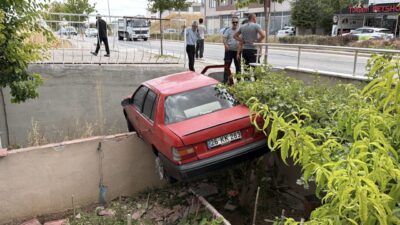 ESKİŞEHİR (AA) – Eskişehir'in Odunpazarı ilçesinde kamyonetin kasasından yola dökülen