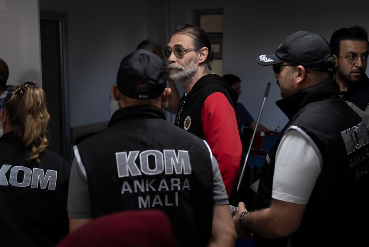 - Gözaltına alınan Belediye Başkanı Beşikçioğlu, hastanede sağlık kontrolünden geçirildi