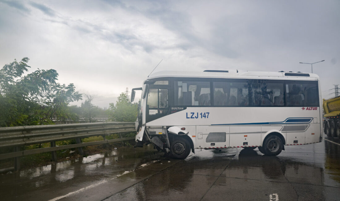 İSTANBUL (AA) – Eyüpsultan'da midibüsün bariyerlere çarpması sonucu 3 yolcu
