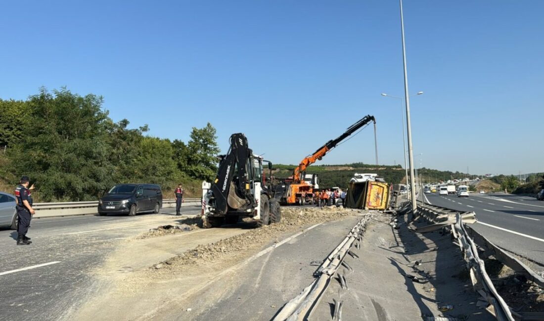 İSTANBUL (AA) – İstanbul Eyüpsultan'da kontrolden çıkarak karşı şeride geçen