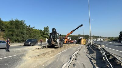 İSTANBUL (AA) – İstanbul Eyüpsultan'da kontrolden çıkarak karşı şeride geçen