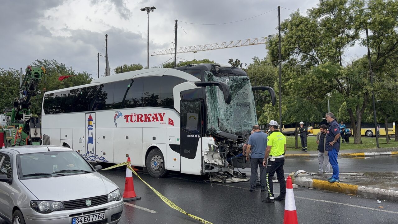 İSTANBUL (AA) – Eyüpsultan'da yolcu otobüsü ile otomobilin çarpıştığı kazada