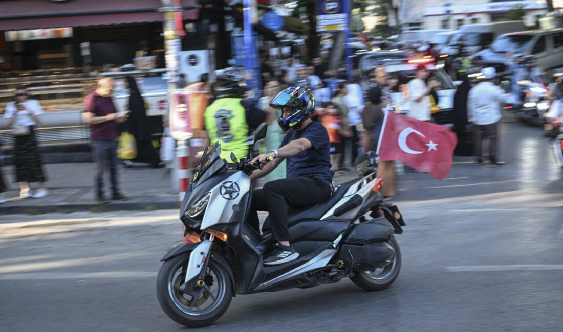 İSTANBUL (AA) – İstanbul'da motosiklet sürücüleri, 15 Temmuz Demokrasi ve