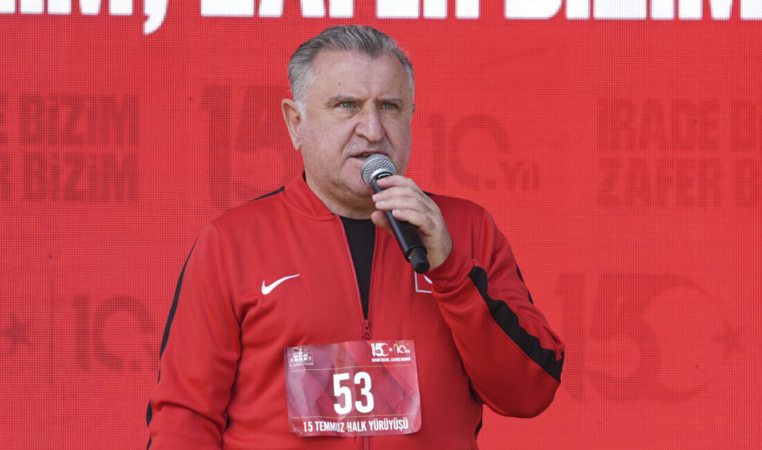 - Türk bayraklarıyla yürüyen binlerce katılımcı, köprüdeki yaklaşık 4 kilometrelik