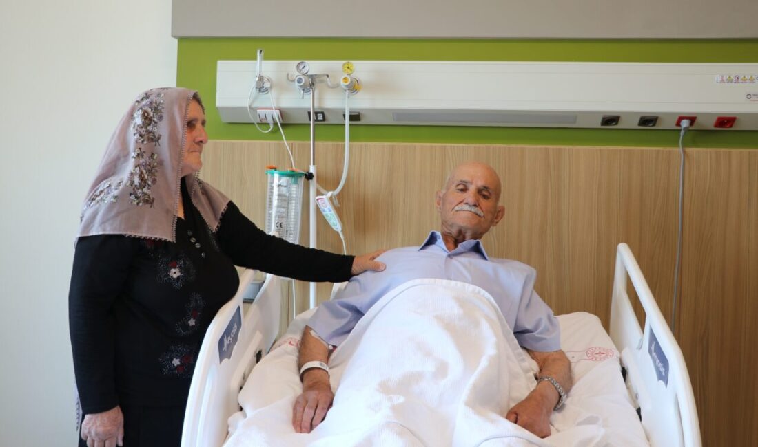 GAZİANTEP (AA) – Gaziantep Şehir Hastanesi'nde, karaciğerinde 13 santimetre büyüklüğünde