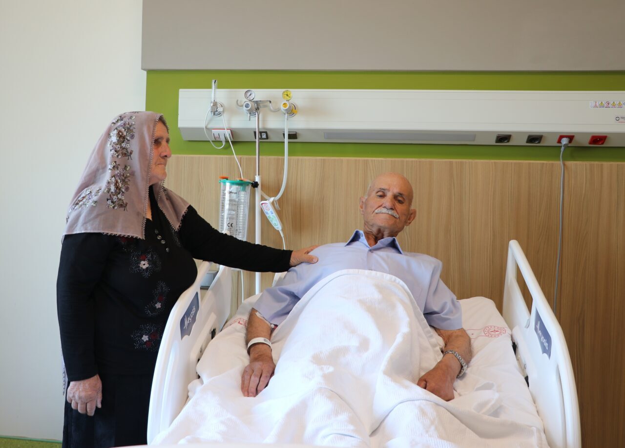 GAZİANTEP (AA) – Gaziantep Şehir Hastanesi'nde, karaciğerinde 13 santimetre büyüklüğünde
