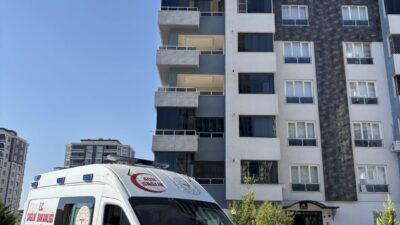 GAZİANTEP (AA) – Gaziantep'in Şahinbey ilçesinde arızalanan asansöre sıkışan yaşlı