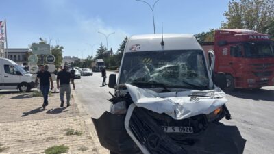 GAZİANTEP (AA) – Gaziantep'te damperli tır ile işçi servisinin çarpıştığı