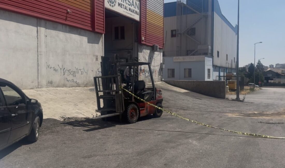 GAZİANTEP (AA) – Gaziantep'in Şehitkamil ilçesinde devrilen iş makinesinin altında