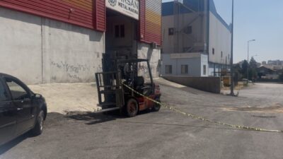 GAZİANTEP (AA) – Gaziantep'in Şehitkamil ilçesinde devrilen iş makinesinin altında