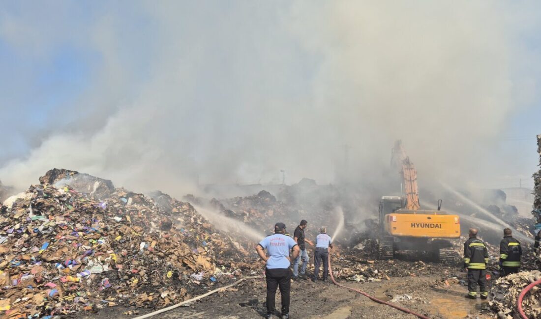 GAZİANTEP (AA) – Gaziantep'in Nizip ilçesinde kağıt fabrikasının açık depolama