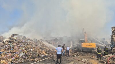 GAZİANTEP (AA) – Gaziantep'in Nizip ilçesinde kağıt fabrikasının açık depolama