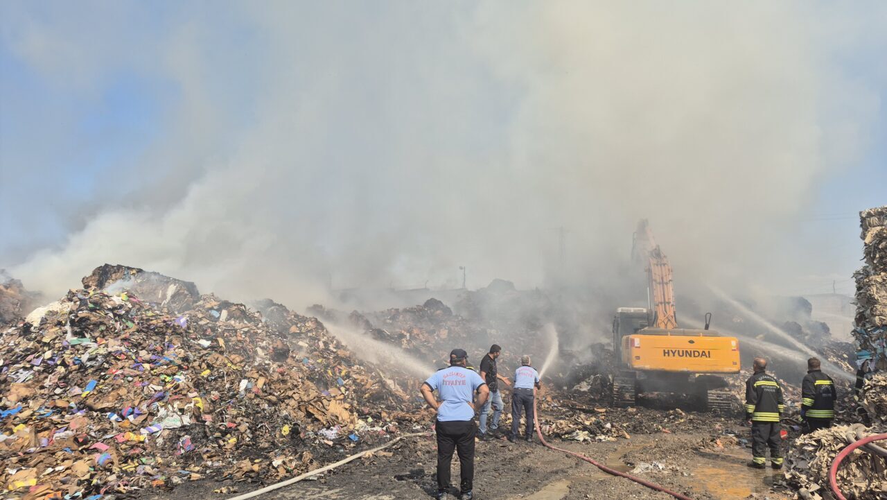 GAZİANTEP (AA) – Gaziantep'in Nizip ilçesinde kağıt fabrikasının açık depolama