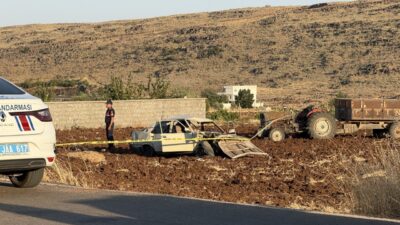 GAZİANTEP (AA) – Gaziantep'in Şahinbey ilçesinde otomobilin yol kenarında oturanlara