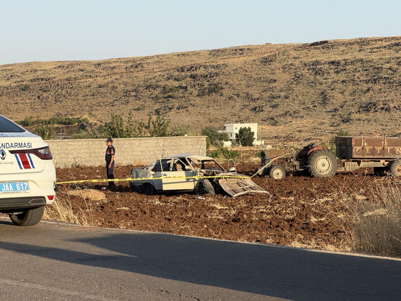 GAZİANTEP (AA) – Gaziantep'in Şahinbey ilçesinde otomobilin yol kenarında oturanlara