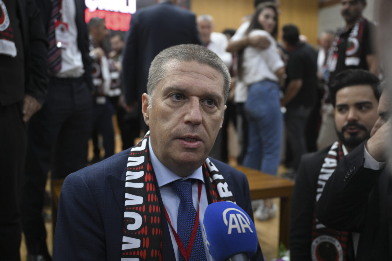 - Kırmızı-siyahlı kulübün başkanı Haydar Arda Çakmak:
"İrfan Can Eğribayat'ı hocamız