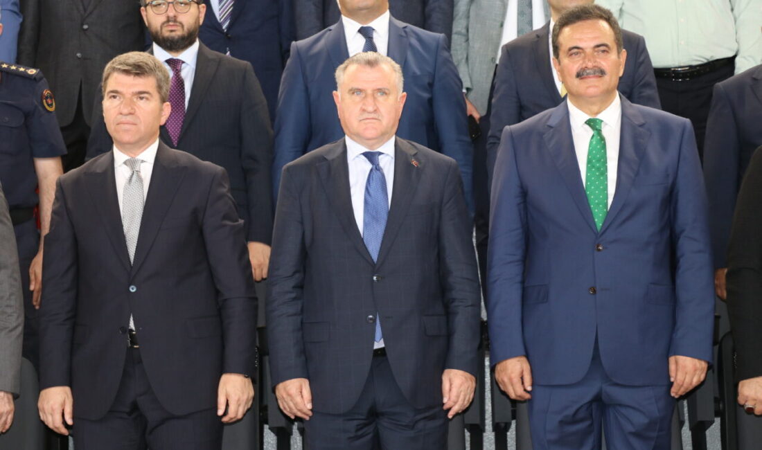 - "AK Parti hizmet siyasetinin partisidir, eserler yapar ve eserler