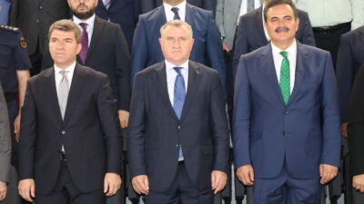 - "AK Parti hizmet siyasetinin partisidir, eserler yapar ve eserler