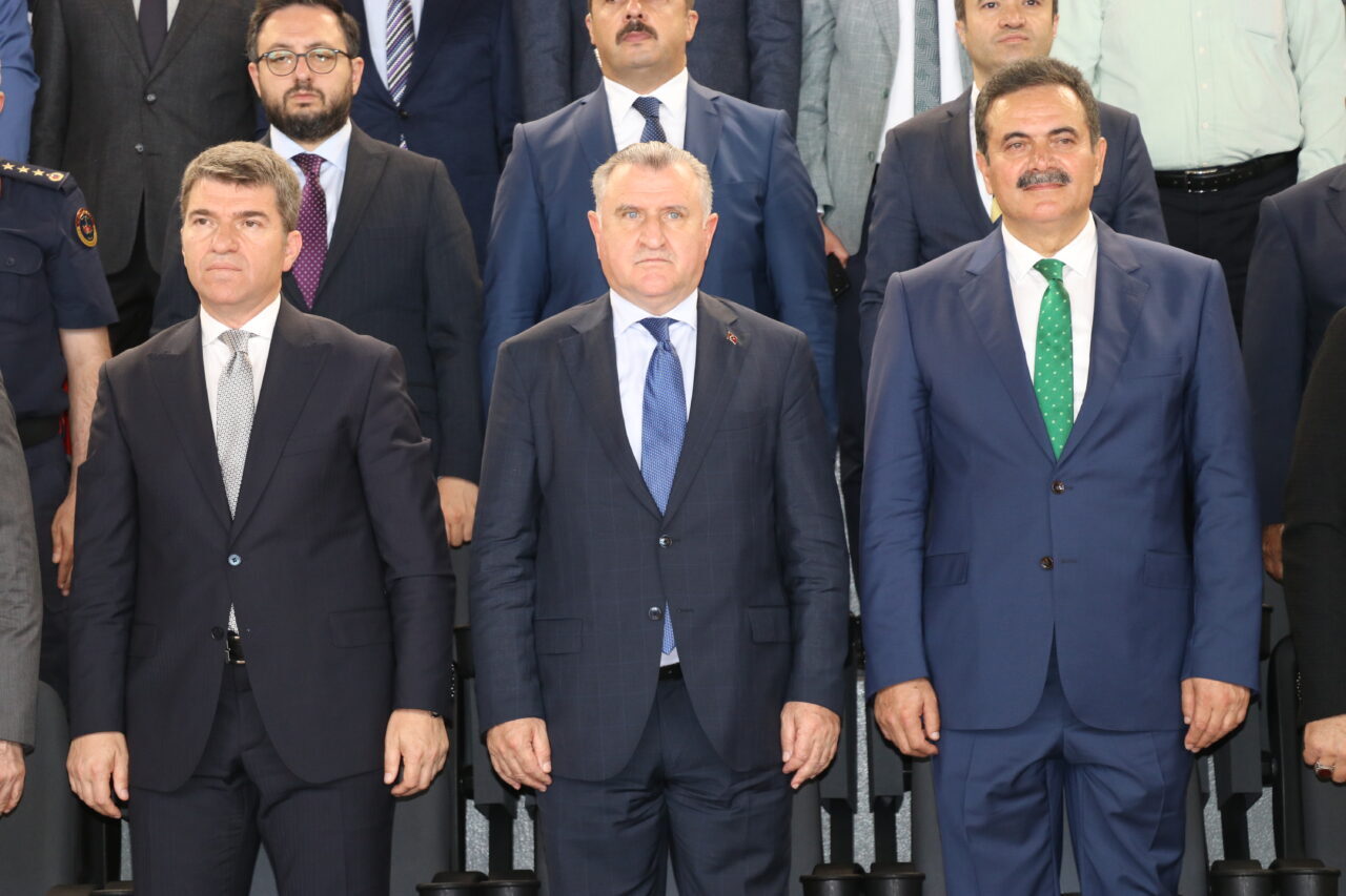 - "AK Parti hizmet siyasetinin partisidir, eserler yapar ve eserler