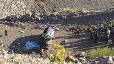 GİRESUN (AA) – Giresun'un Alucra ilçesinde otomobilin dere yatağına devrilmesi