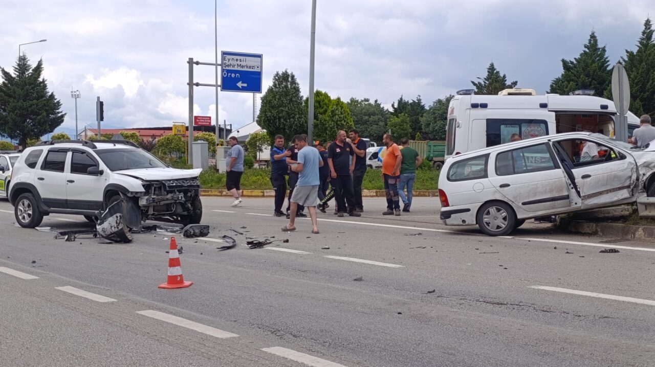 GİRESUN (AA) – Giresun'un Eynesil ilçesinde iki otomobilin çarpışması sonucu