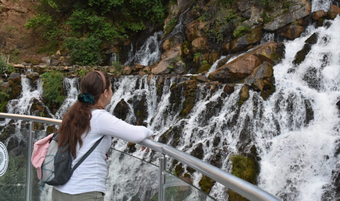 GÜMÜŞHANE (AA) – Doğu Karadeniz'in önemli turizm destinasyonlarından Tomara Şelalesi,