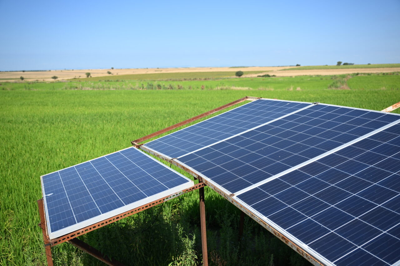 - Çiftçi Şaban Akdeniz:
- "Elektrik ücreti ödemiyoruz. 160 panel var.
