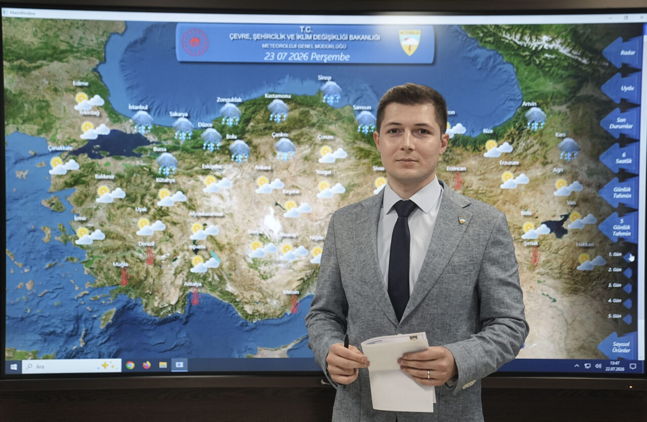 - Yurt genelinde sıcaklıklar kuzeybatıdan gelecek yağışlı sistemle beraber hissedilir